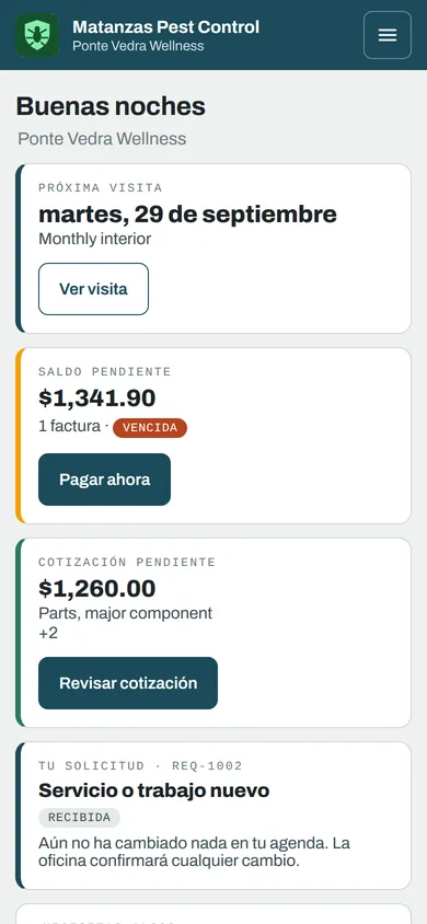 The customer portal home screen in Spanish: Próxima visita, Saldo pendiente with Pagar ahora, and Cotización pendiente.